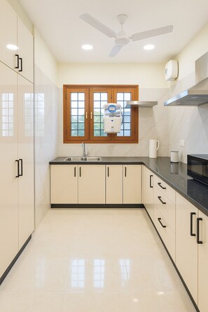 Deluxe Apartment, Balcony, City View | Private kitchen
