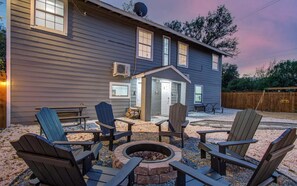 Property grounds - Charming Houston Getaway – 2BD/1BA & Yard (Houston)