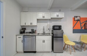 Réfrigérateur, four à micro-ondes, un four, surface de cuisson