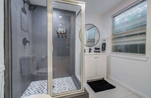 Douche, sĂšche-cheveux, serviettes fournies, shampoing