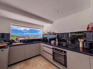 Kühlschrank, Mikrowelle, Ofen, Geschirrspüler