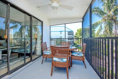 Captiva Resort Villas 3224 Cozy King Condo Steps from the Sand & Pool.