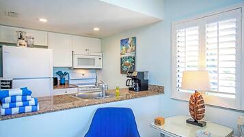 Een koelkast, een microgolfoven, een oven, een kookplaat