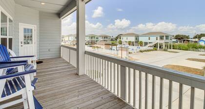 Walk to Water! Home w/ Pool Access in Rockport