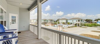 Walk to Water! Home w/ Pool Access in Rockport