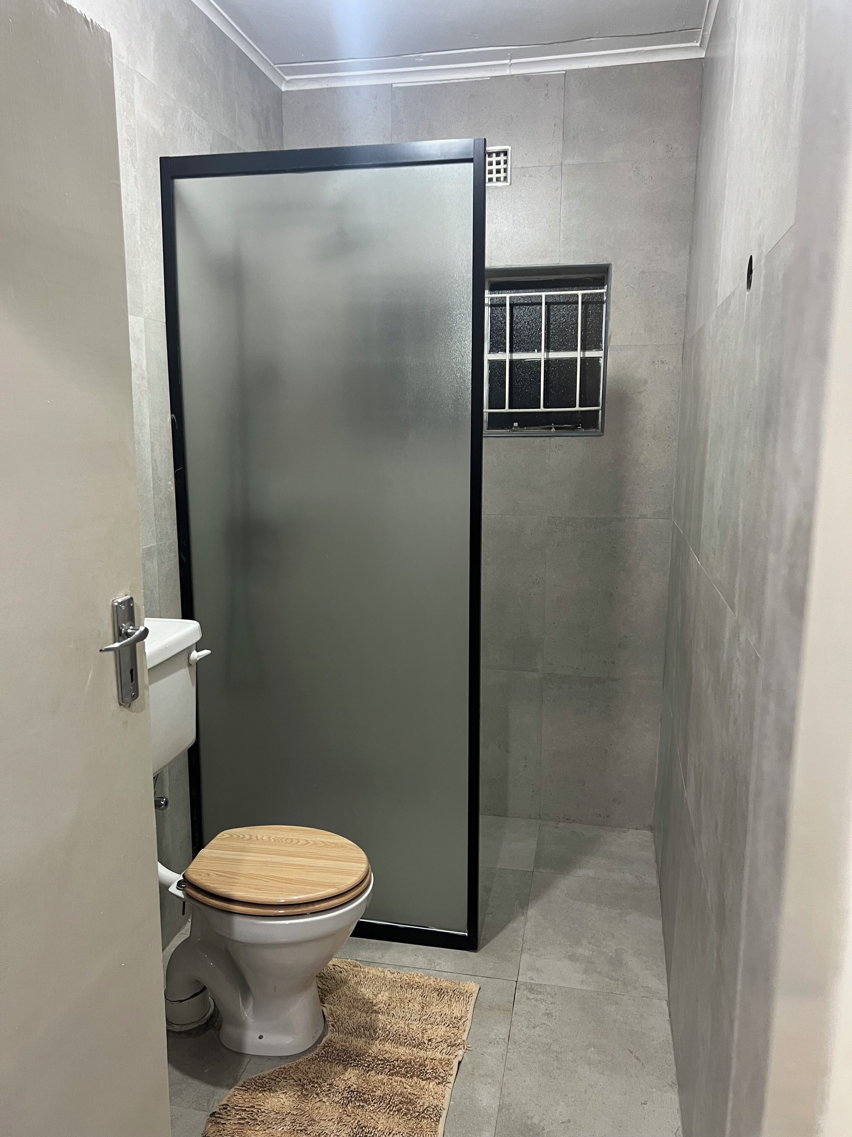 Suihku, pyyhkeet, vessapaperi