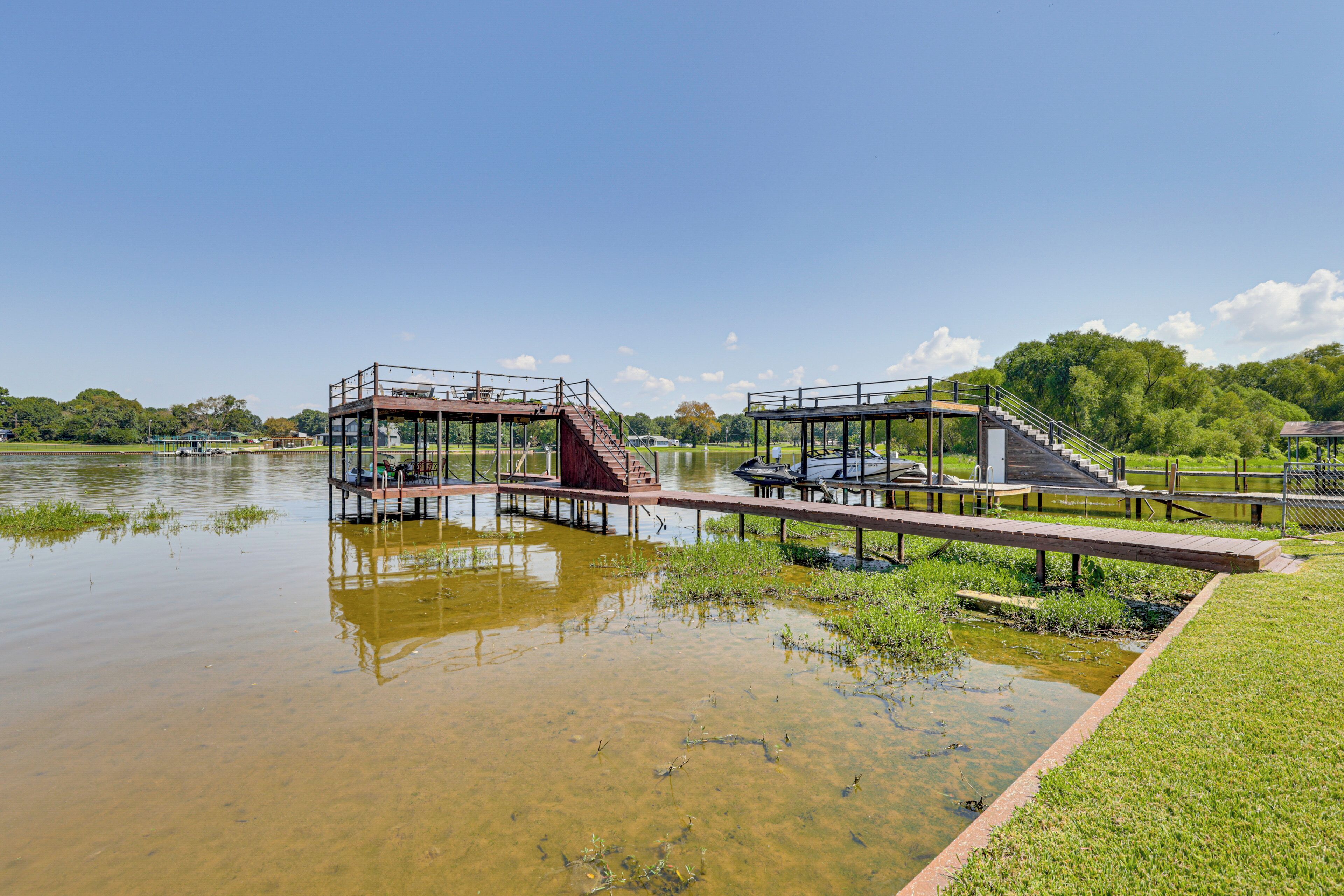 A lakeside park with wooden walkways and viewing platforms.
