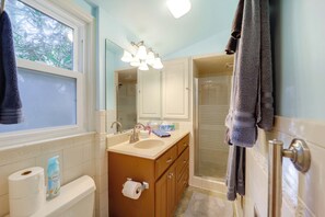 House (2 Bedrooms) | Interior - Community Perks! Mountain Home w/ Deck in Newland (Newland)