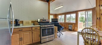 Walk to the Lake! Lower Peninsula Cabin Retreat