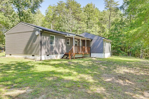 Waterfront Home w/ Deck & Yard, 4 Mi to Farmville!
