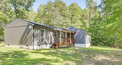 Waterfront Home w/ Deck & Yard, 4 Mi to Farmville!