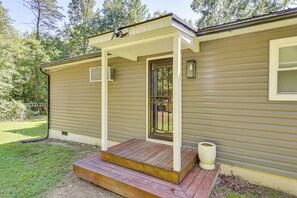 House (3 Bedrooms) | Interior - Waterfront Home w/ Deck & Yard, 4 Mi to Farmville! (Farmville)