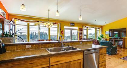 10 Mi to Eugene: Countryside Home w/ Mtn Views!