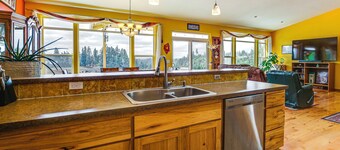 10 Mi to Eugene: Countryside Home w/ Mtn Views!