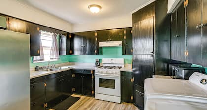 2 Mi to Phillips 66 Refinery: Home w/ Yard