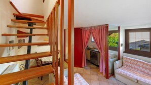 Eine Treppe mit Holzboden, die zu einem Essbereich mit Tisch und Stühlen führt.