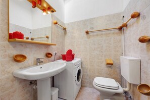 Shower, hair dryer, towels - 'The Waterfall Chalet' Apartment with Mountain View, Private Garden and Balcony (Villair)