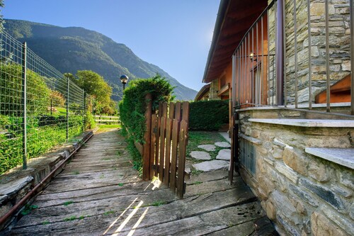 Apartment 'The Waterfall Chalet' mit Bergblick, privatem Garten und Balkon