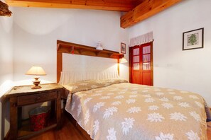 WiFi, bed sheets - 'The Waterfall Chalet' Apartment with Mountain View, Private Garden and Balcony (Villair)