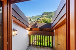 Property grounds - 'The Waterfall Chalet' Apartment with Mountain View, Private Garden and Balcony (Villair)