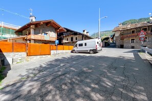 Property grounds - 'The Waterfall Chalet' Apartment with Mountain View, Private Garden and Balcony (Villair)