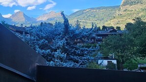 Eine Berglandschaft mit blauem Himmel.