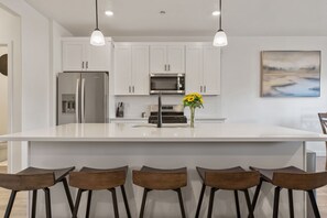 Fridge, microwave, oven, stovetop - Ripple Retreat: Private Hot Tub + Enclosed Yard (Washington)