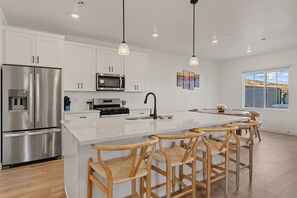 冷蔵庫、電子レンジ、オーブン、コンロ