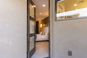 4 bedrooms, desk, iron/ironing board, internet