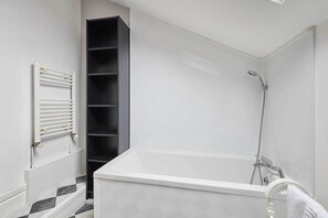 Dusche, Haartrockner, Handtücher, Shampoo