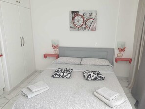 1 dormitorio, tabla de planchar con plancha, Internet y ropa de cama