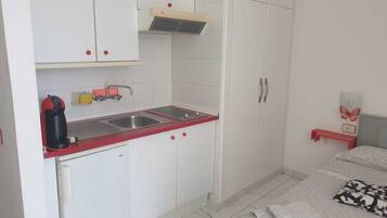 1 bedroom, iron/ironing board, internet, bed sheets