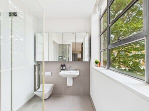 Douche, sèche-cheveux, serviettes fournies