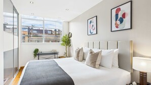 2 soverom, skrivebord, strykejern/-brett og reiseseng for barn