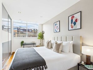 2 chambres, bureau, fer et planche à repasser, lit parapluie