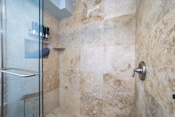 Douche, serviettes fournies