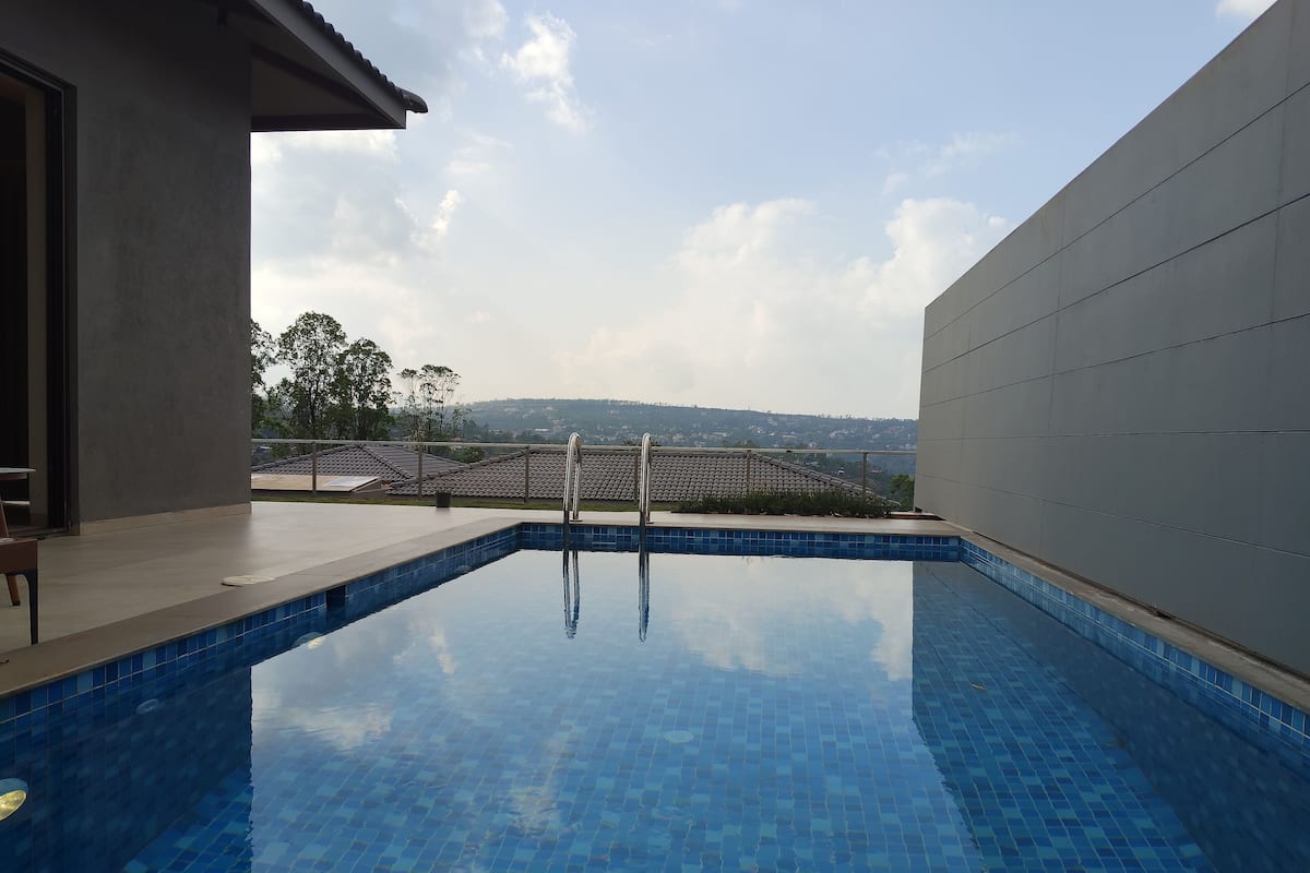 Premium bedding, minibar, iron/ironing board, free WiFi