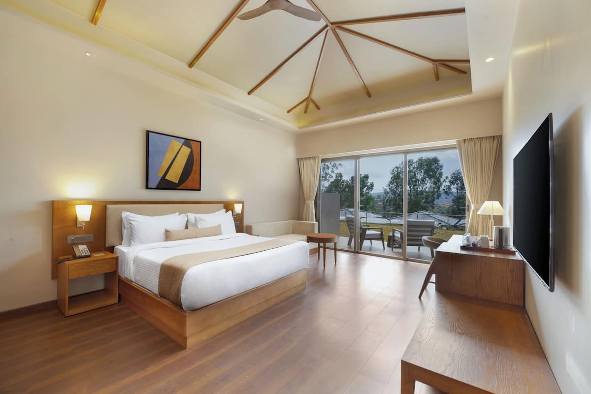 Premium bedding, minibar, iron/ironing board (on request), WiFi (free)