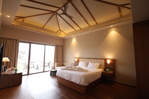 Premium bedding, minibar, iron/ironing board, free WiFi