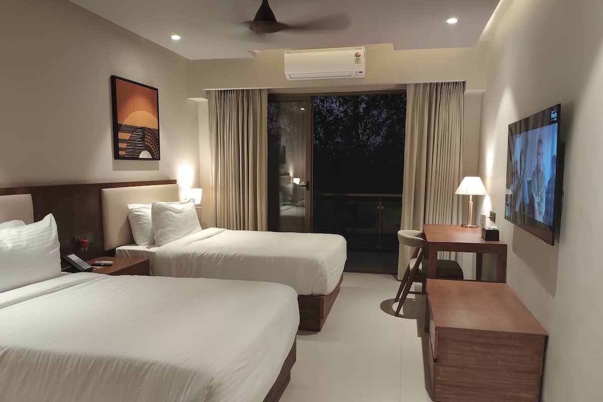 Premium bedding, minibar, iron/ironing board, free WiFi