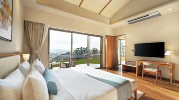 Premium bedding, minibar, iron/ironing board, free WiFi