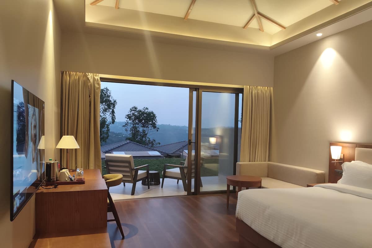 Premium bedding, minibar, iron/ironing board, free WiFi