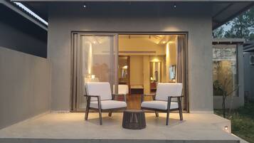 Premium bedding, minibar, iron/ironing board, free WiFi