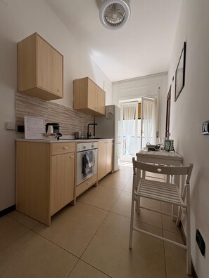 Refrigerador, horno, placa de cocina, cafetera/tetera