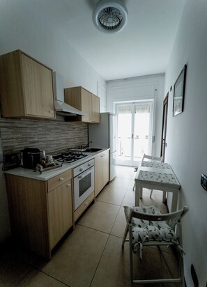 Fridge, oven, stovetop, coffee/tea maker