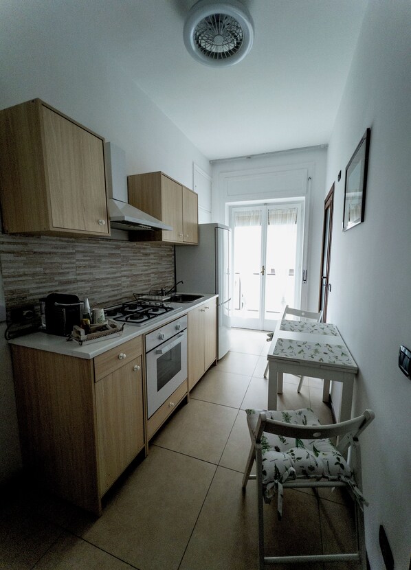 Refrigerador, horno, placa de cocina, cafetera/tetera