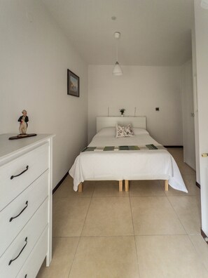 1 habitación, escritorio, tabla de planchar con plancha y wifi gratis 