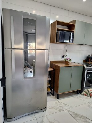 Comfort House | Private kitchen | Fridge, microwave, cookware/dishes/utensils, dining tables