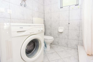 Dusche, Haartrockner, Handtücher