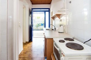 Fridge, oven, stovetop, cookware/dishes/utensils